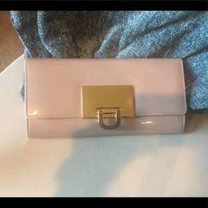 Nude clutch